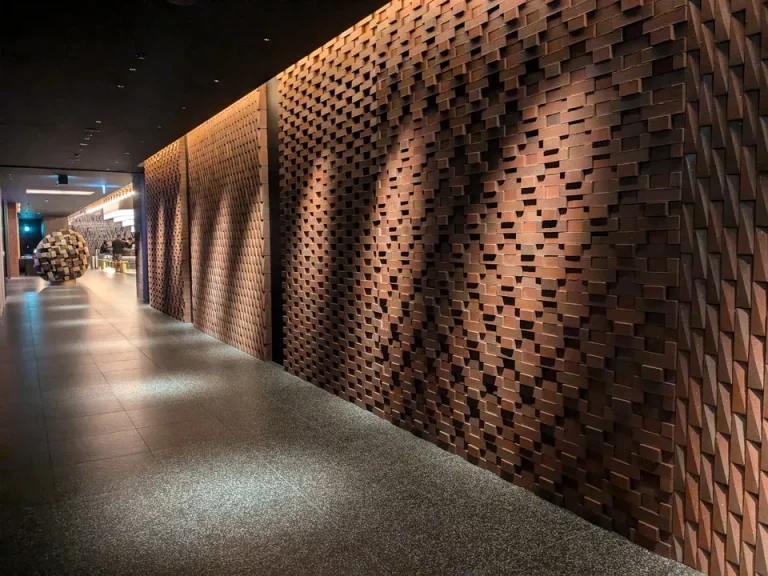 29階エレベーターを降りるとレンガの壁。駅舎をイメージして造られたそう。