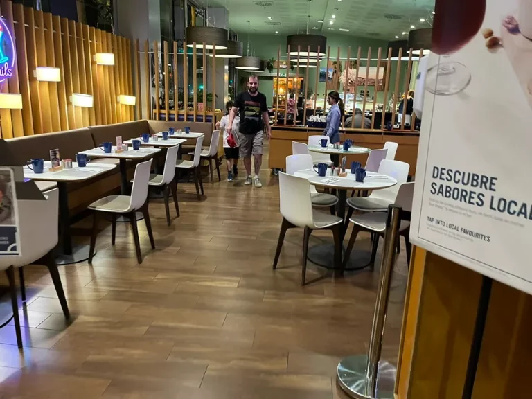 朝食会場入口・客席