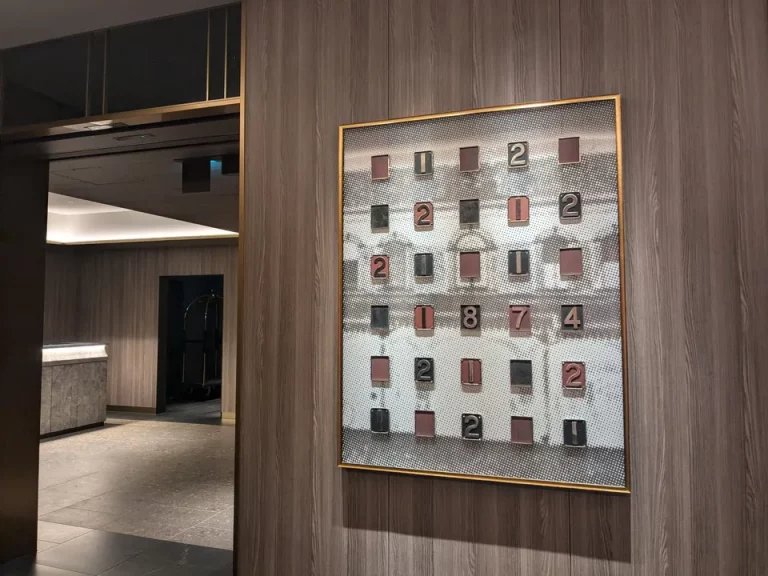 正面エントランスに列車に関するプレートの展示物