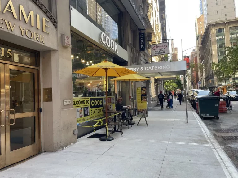 ホテル周辺_近くにはコンビニのようなお店も(1)