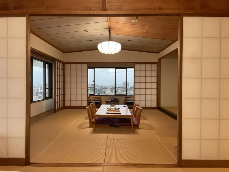 寝室から居間