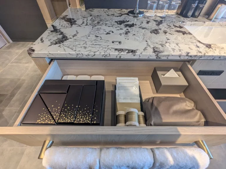 アメニティは洗面台の引き出しにあります