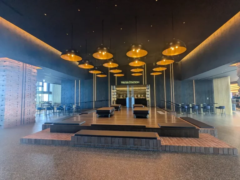 29階駅前広場。天井のライトがたこ焼き機のように見えます