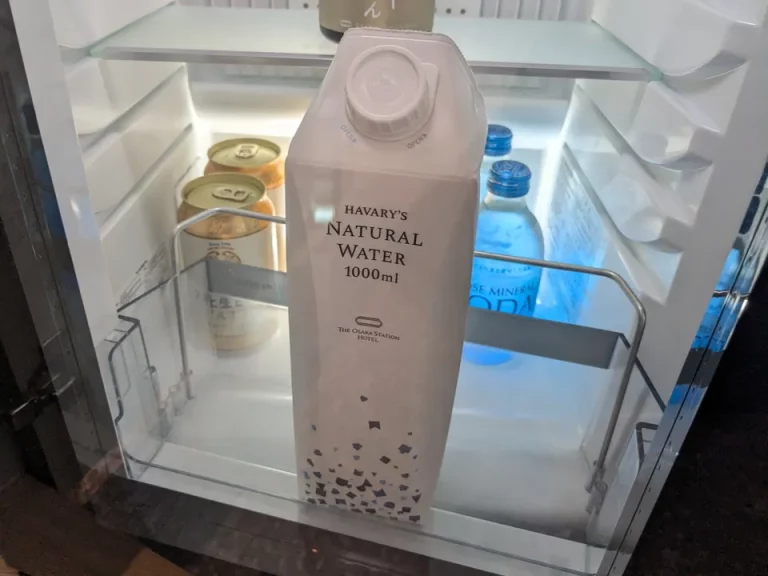 冷蔵庫に紙パックのミネラルウォーター