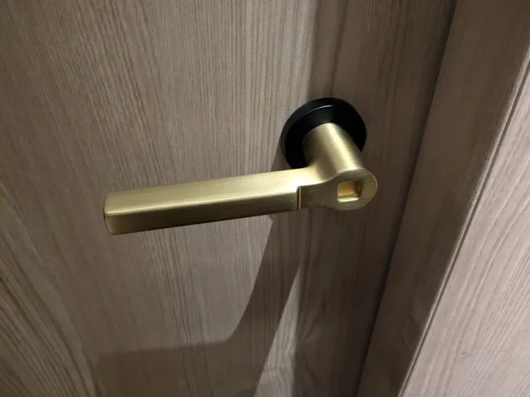 客室入口ドアノブは運転席のブレーキレバーをイメージ