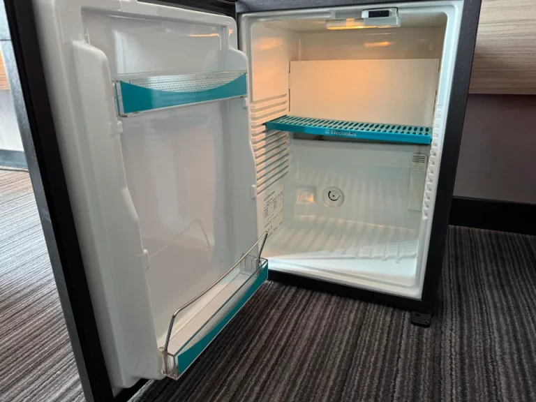 冷蔵庫(開けた状態 )(1)