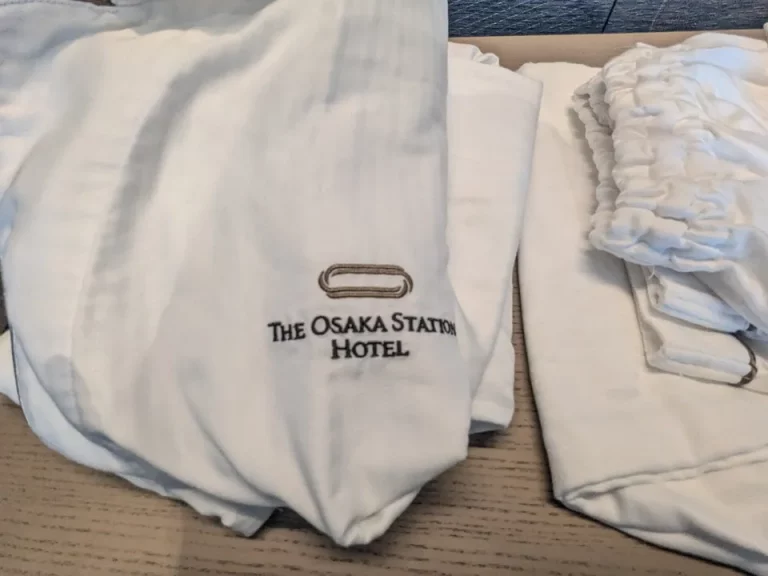 ナイトウェアはホテルのロゴ入り