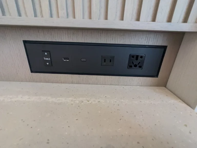 カフェコーナーのコンセント類