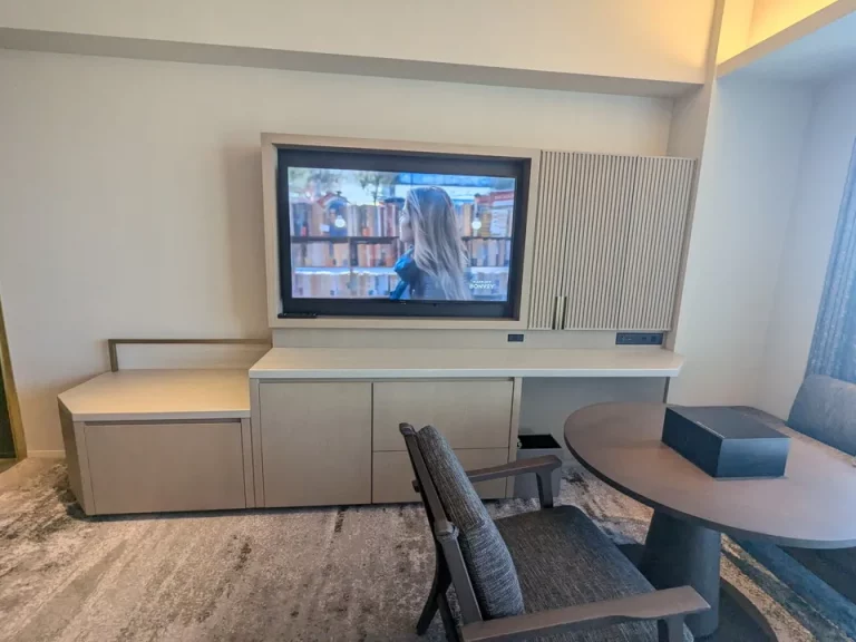 ベッド方向からTV