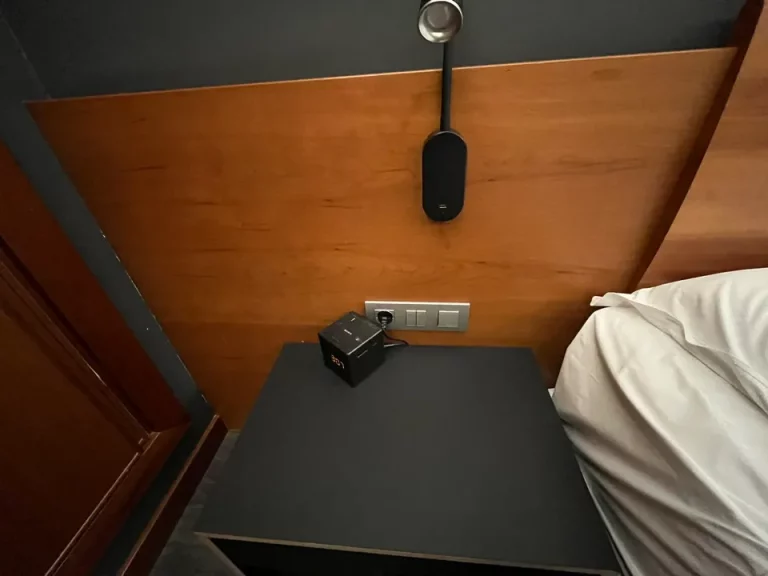 ベッドサイド左