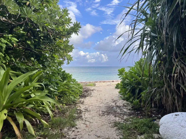 宿からすぐのビーチ(1)