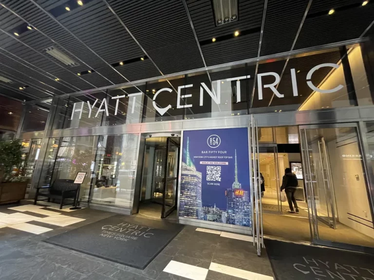 エントランス外観_常に人の往来がある(1)