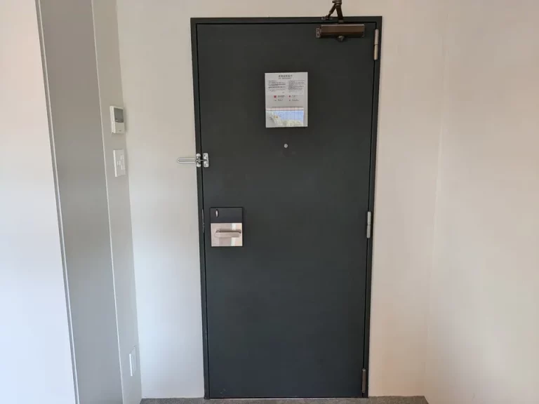 客室扉内側