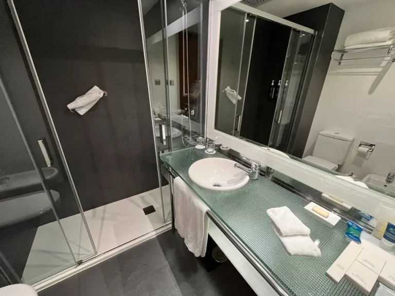 バスルーム入口から全景 (2)