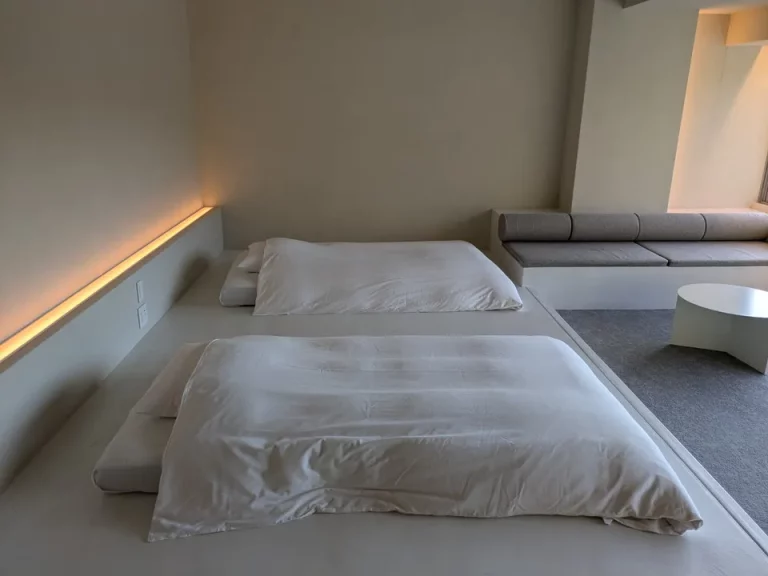 枕元にコンセントがあります