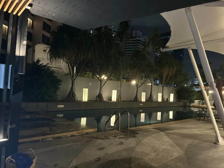 プール俯瞰・夜