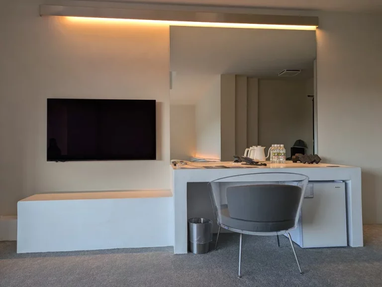 ベッドからのテレビ。寝ながらでもよく見えました