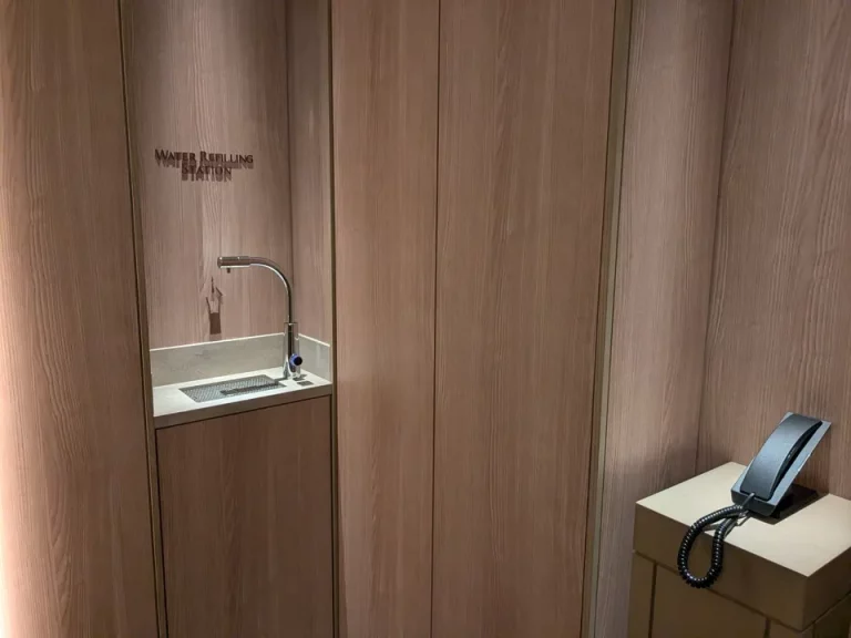 エレベーターホール客室階のWATERSTATION