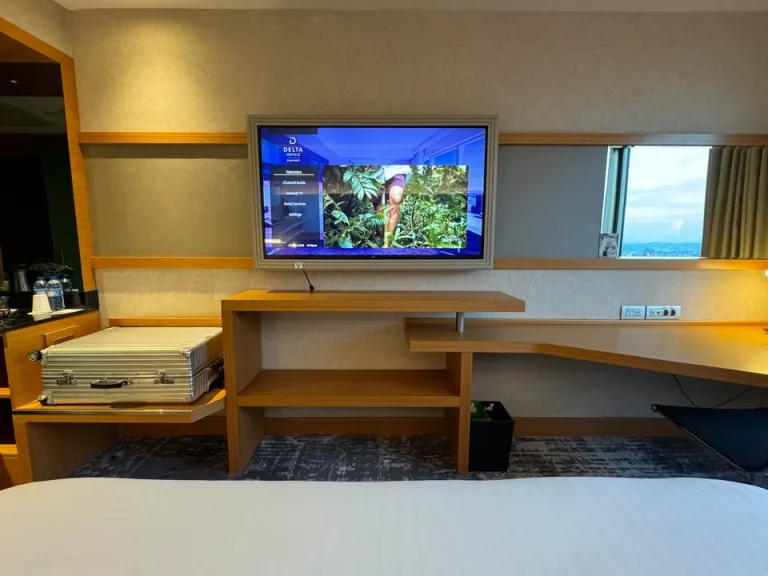 ベッド方向から TV(3)