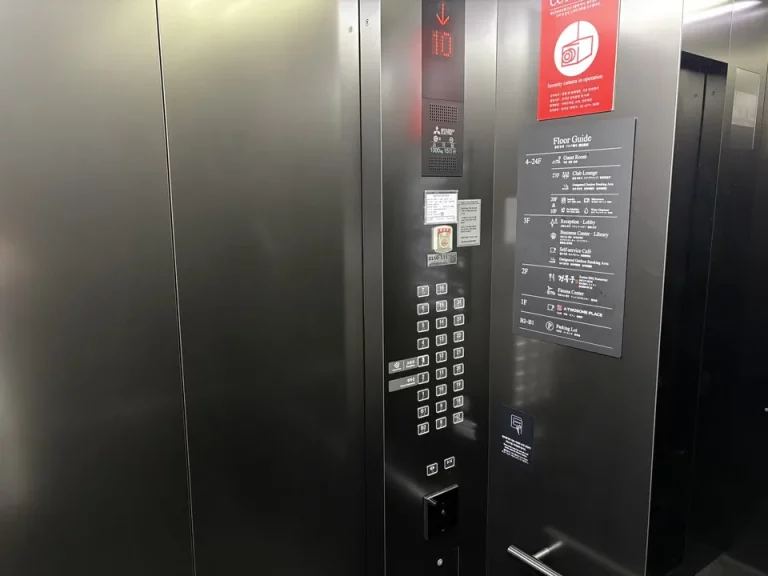 エレベーター内観