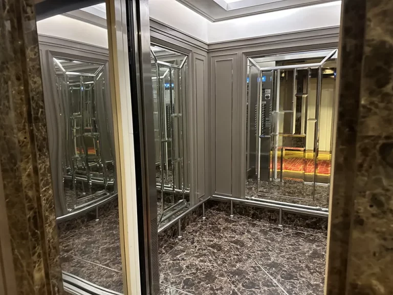 エレベーター内観