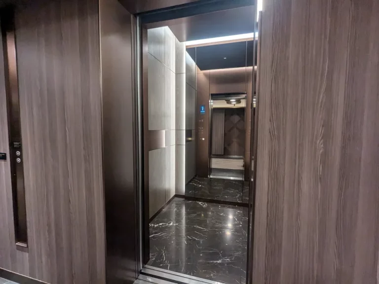 エレベーター内観
