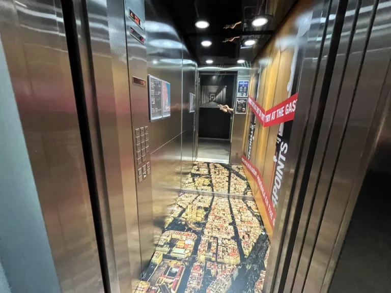 エレベーター内観