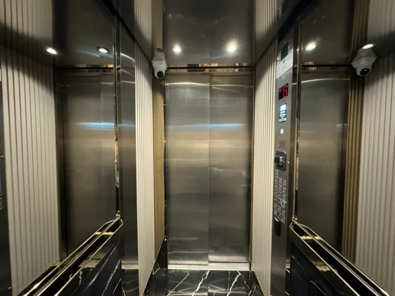 エレベーター内観