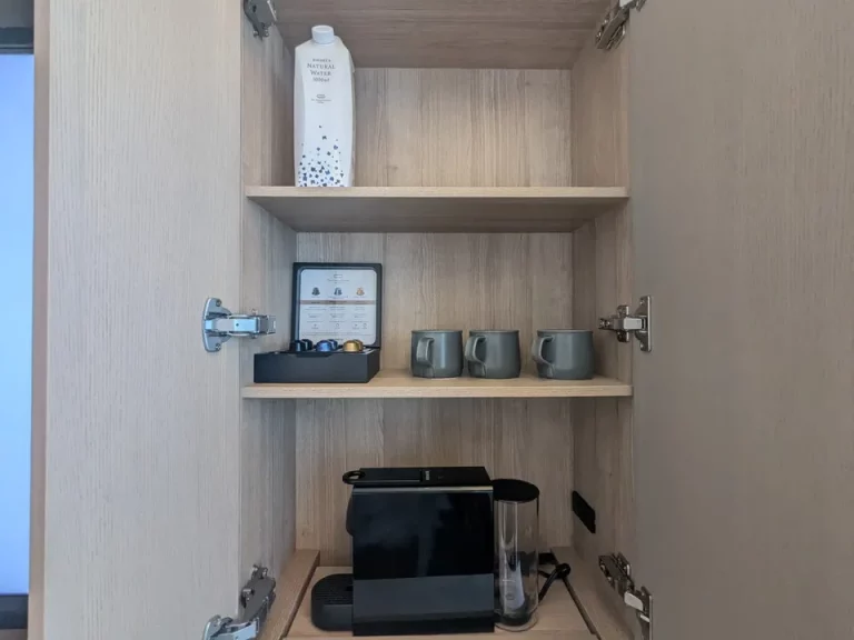 カフェコーナーの棚開けた状態