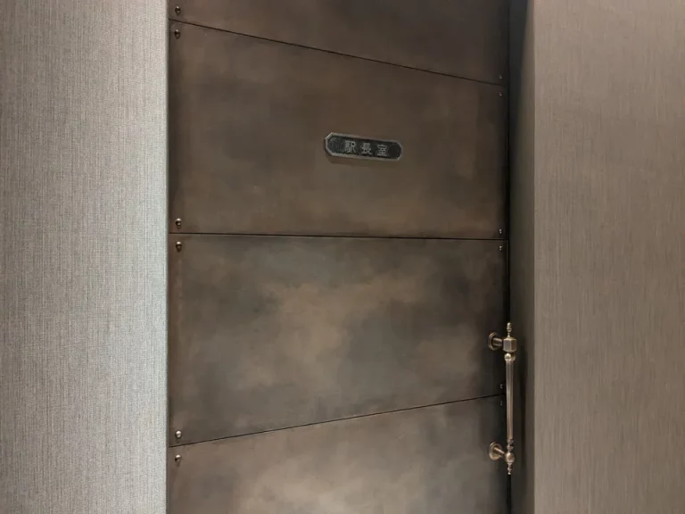 駅長室ですが、Barです