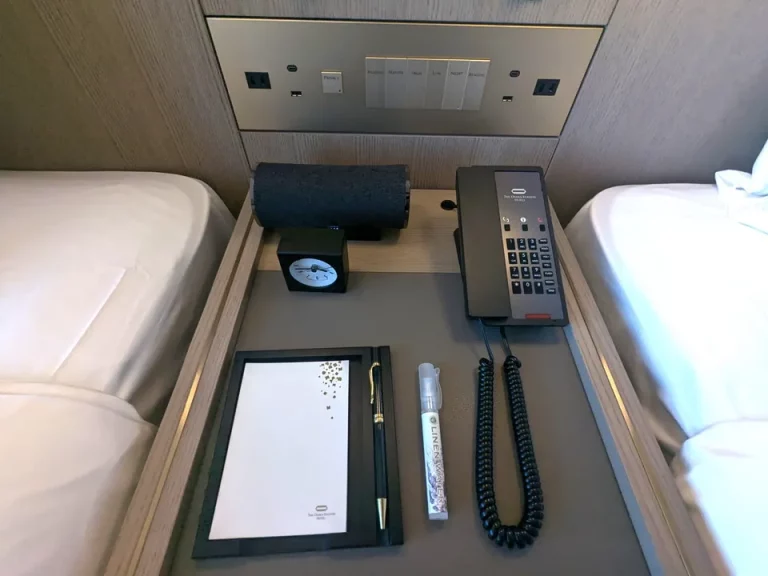 ベッドサイドテーブル