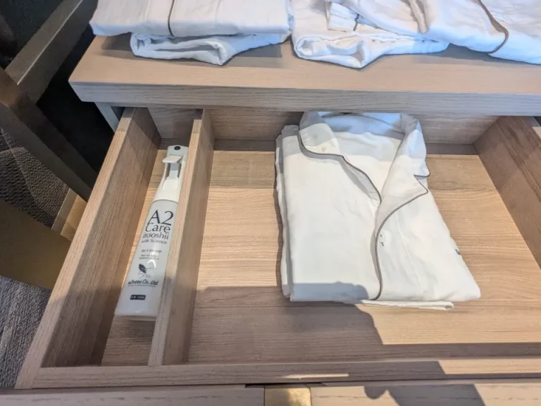 引き出しに予備のナイトウェアと消臭スプレー