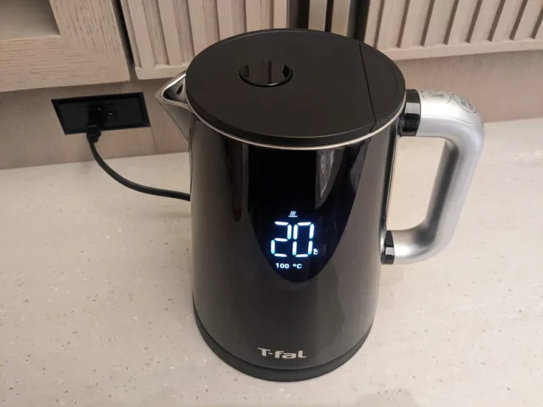 電気ケトルは温度が本体に表示され保温もできるタイプ