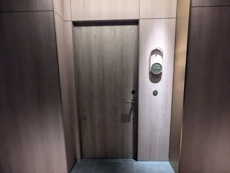 客室入口外観ドア