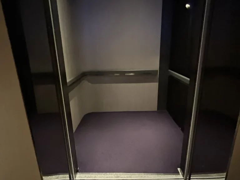 エレベーター内観②