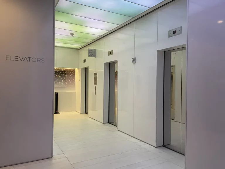 エレベーターホールフロント階_時間帯によってはかなり混み合った