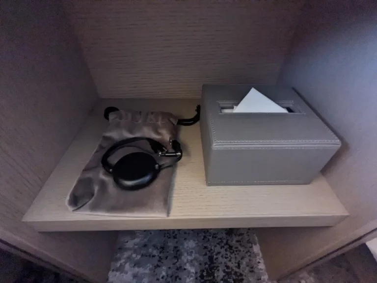 ベッドサイドテーブルの下にマルチ充電ケーブル