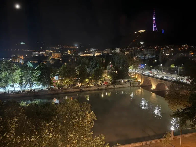 部屋から眺望(夜間)