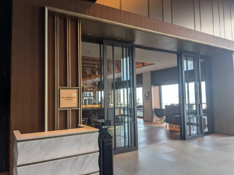 ロビーにTHE MOMENT GRILL&DINING