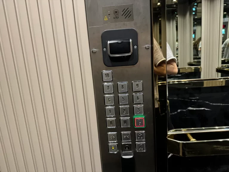 エレベーター階数ボタン(1)