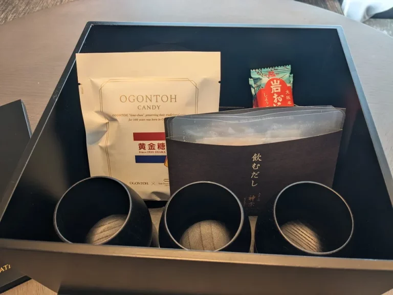 ウェルカムギフトの中には大阪にまつわる黄金糖、岩おこし、神宗の飲むだし