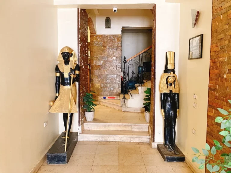 ロビー手前エントランス2