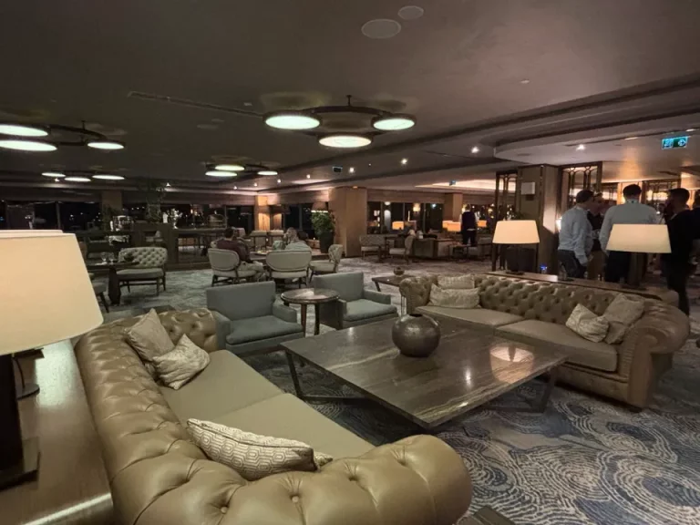 バー兼ロビー奥