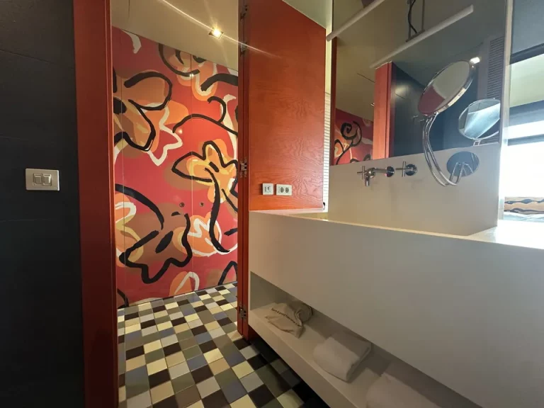 客室のバス・トイレ(バスルーム内から入口)