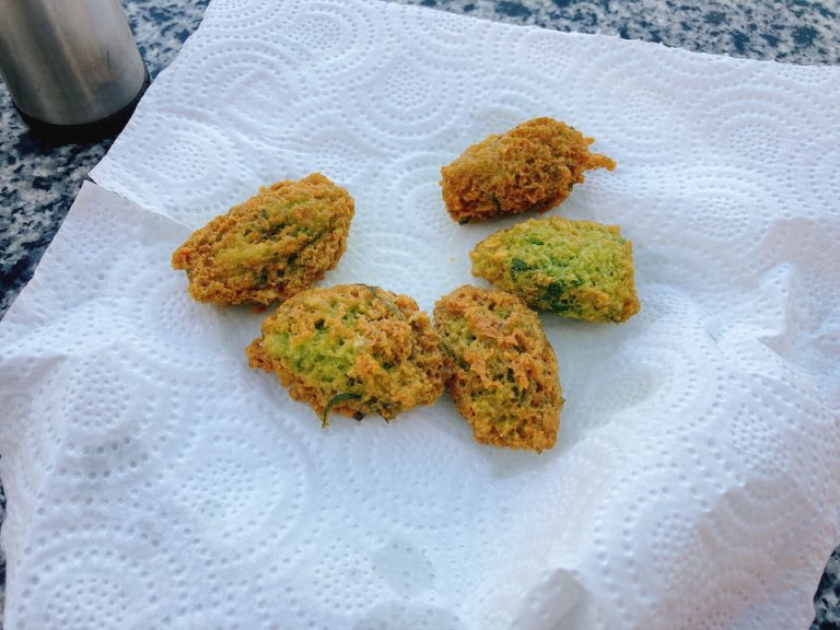 席に着くと揚げたてのファラフェル(コロッケ)を持ってきてくれます