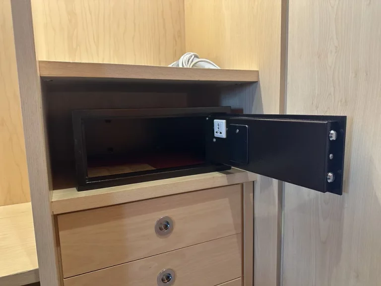 客室(セーフティーボックス(開けた状態))