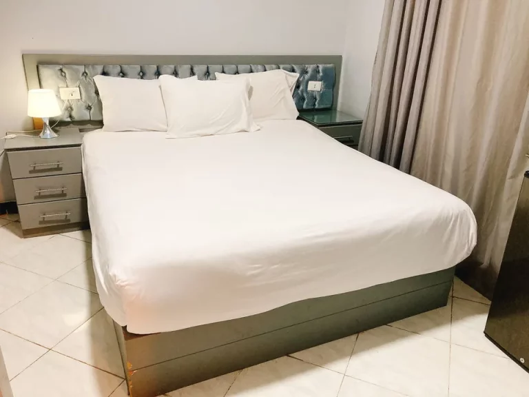 ベッド斜めから