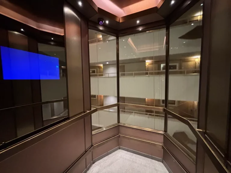 エレベーター内3