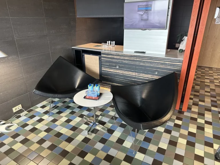 客室(客室全体(入口方向))