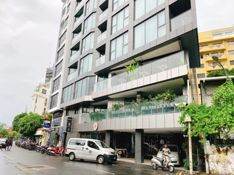 ホテル全体(ホテルの向かい側が海で、両側は直ぐにカーブで曲がってしまう立地のため、これがMAXでした)